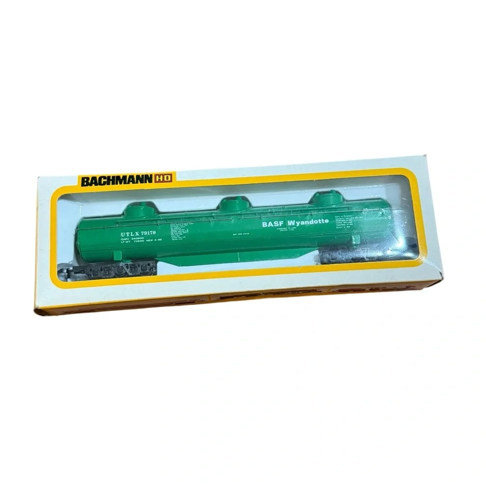 Bachmann HO 62’ 3-Dome Tank Car BASF Wyandotte UTLX 79179 NIB 1:87 Scale‎